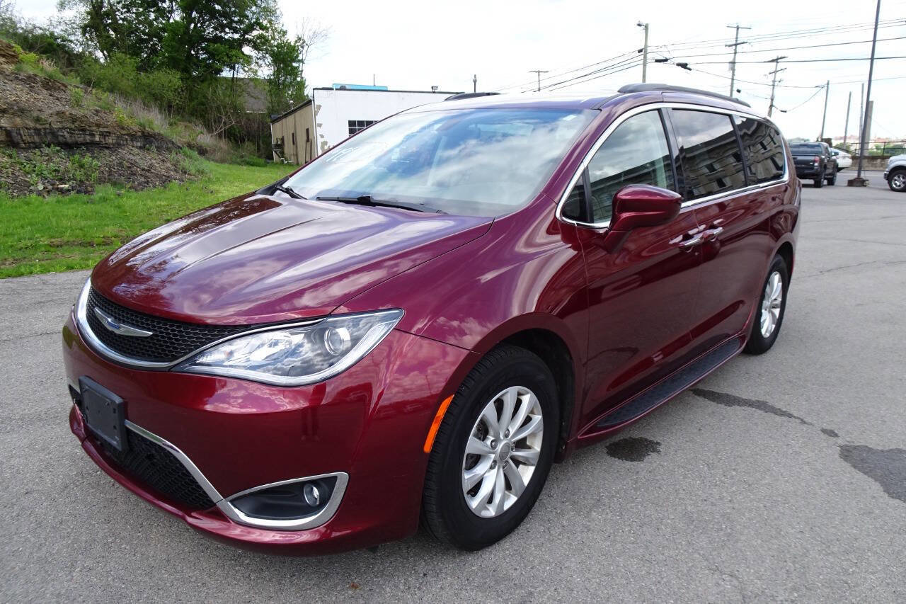 Used 2018 Chrysler Pacifica Touring Plus FWD image 2