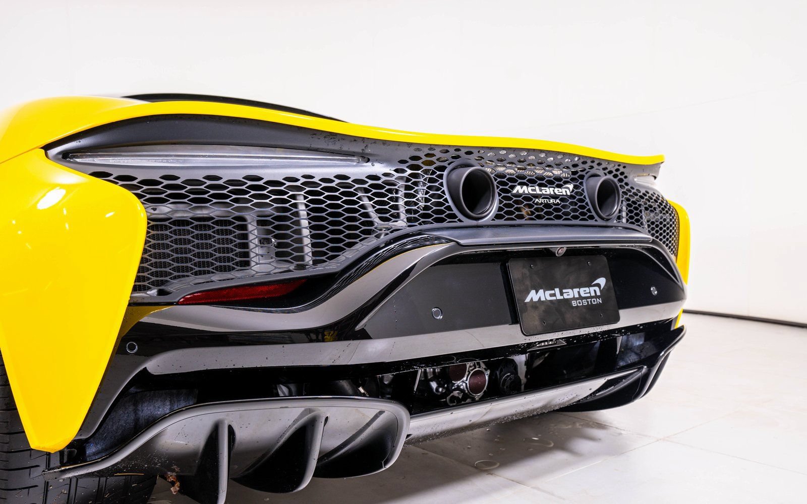 Used 2023 McLaren Artura RWD image 11