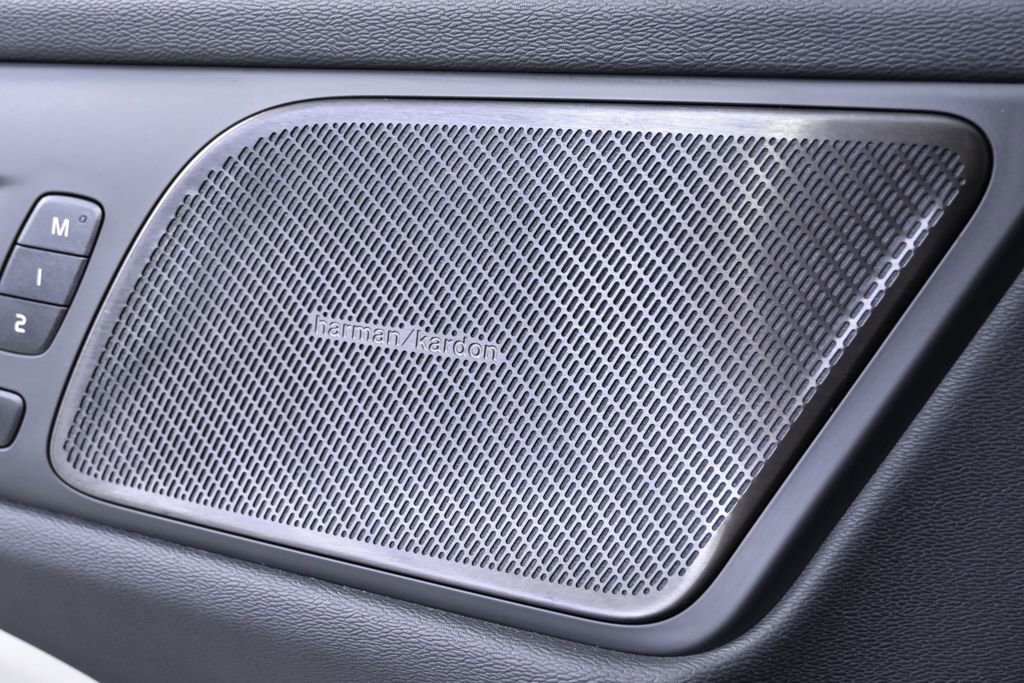 Used 2025 Volvo V60 B5 Cross Country Ultra image 8