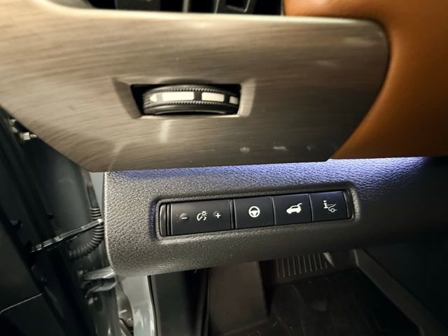 Used 2024 Nissan Pathfinder Platinum w/ Black Appearance Package FWD image 21