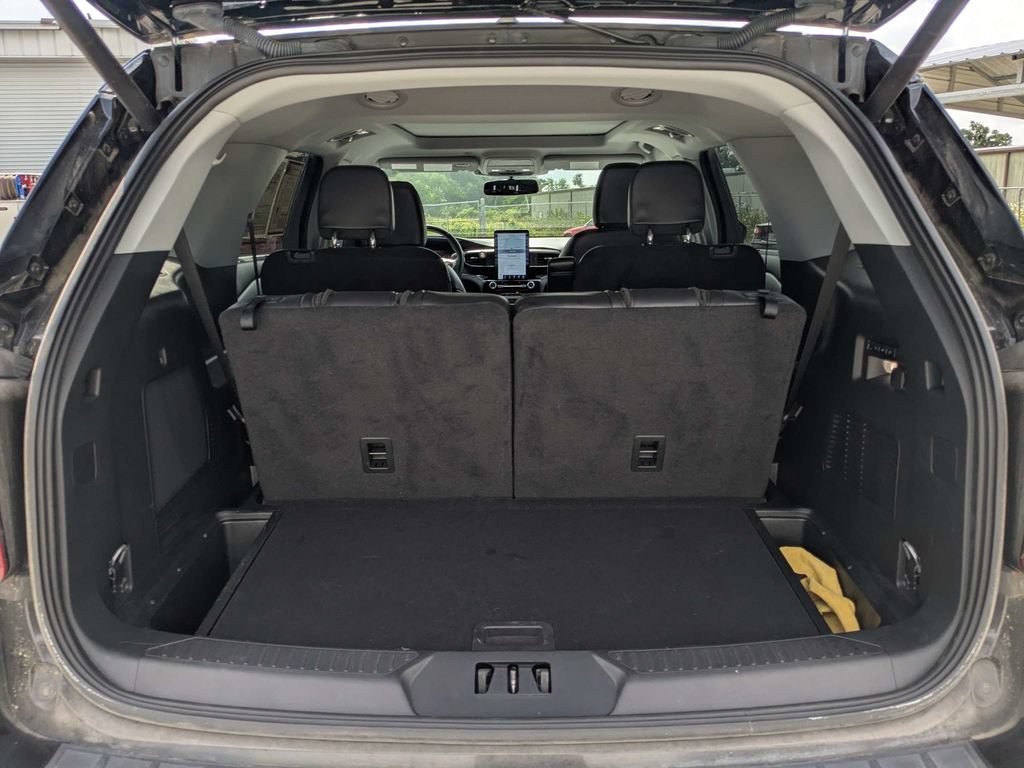Used 2024 Ford Explorer Limited w/ Limited Technology Package RWD image 12