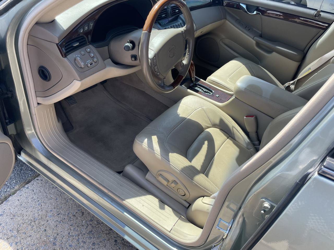 Used 2005 Cadillac De Ville DTS w/ Equipment Group FWD image 29