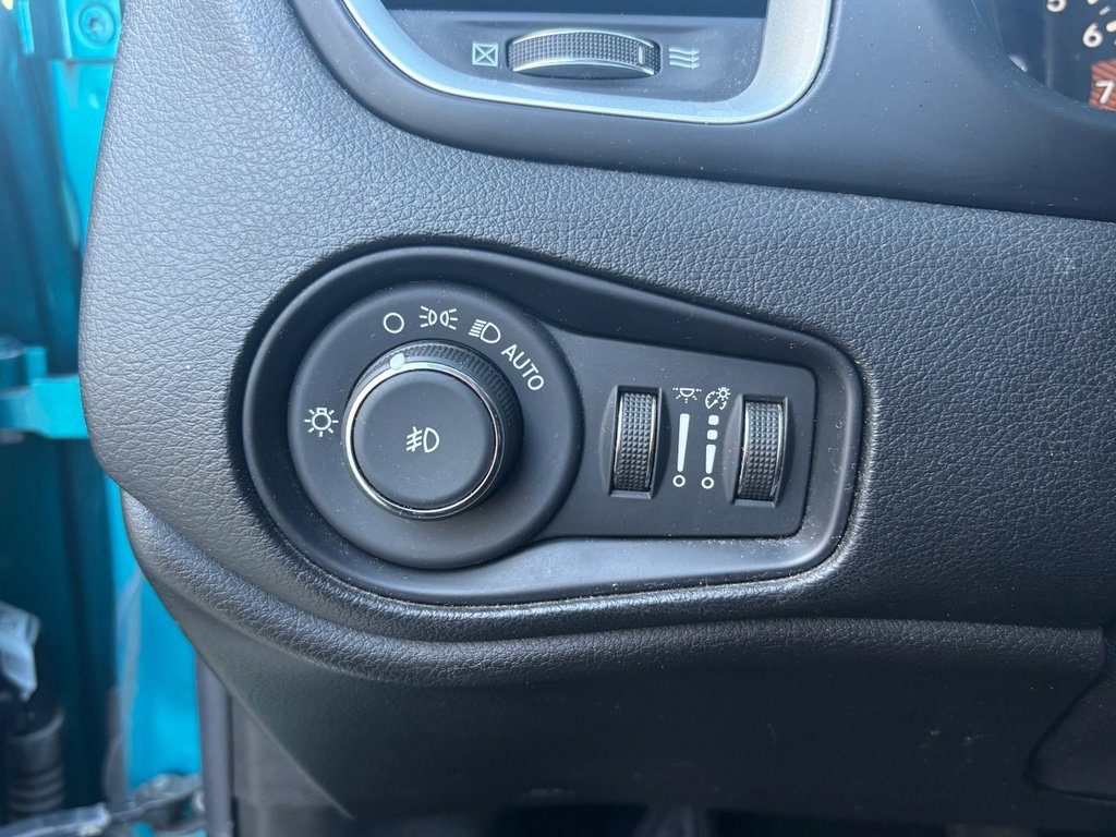 Used 2020 Jeep Renegade Latitude FWD image 12