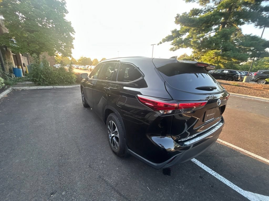 Used 2022 Toyota Highlander XLE AWD/4WD image 8