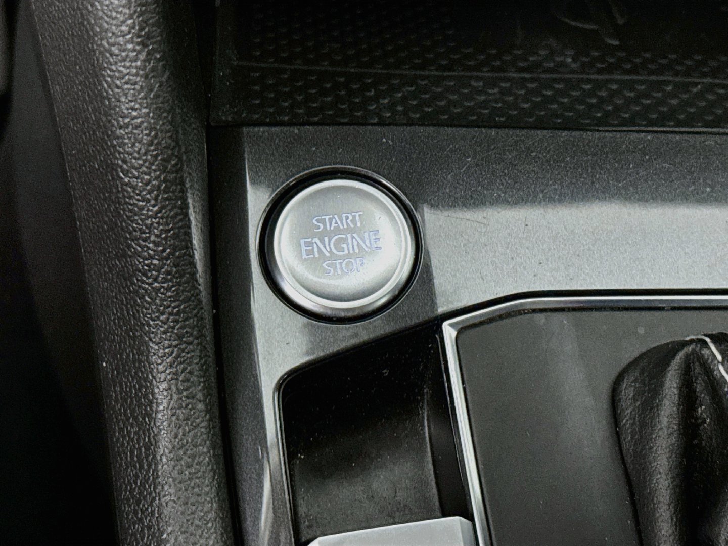 Used 2021 Volkswagen Tiguan SEL FWD image 18