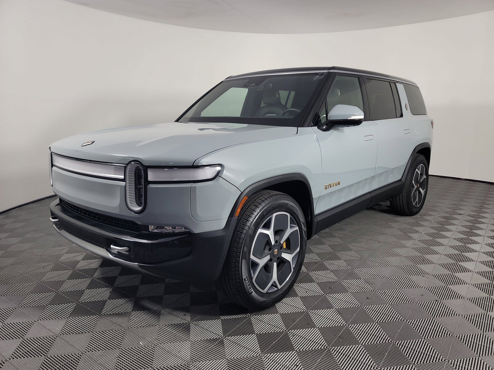 Used 2024 Rivian R1S Adventure AWD/4WD image 1