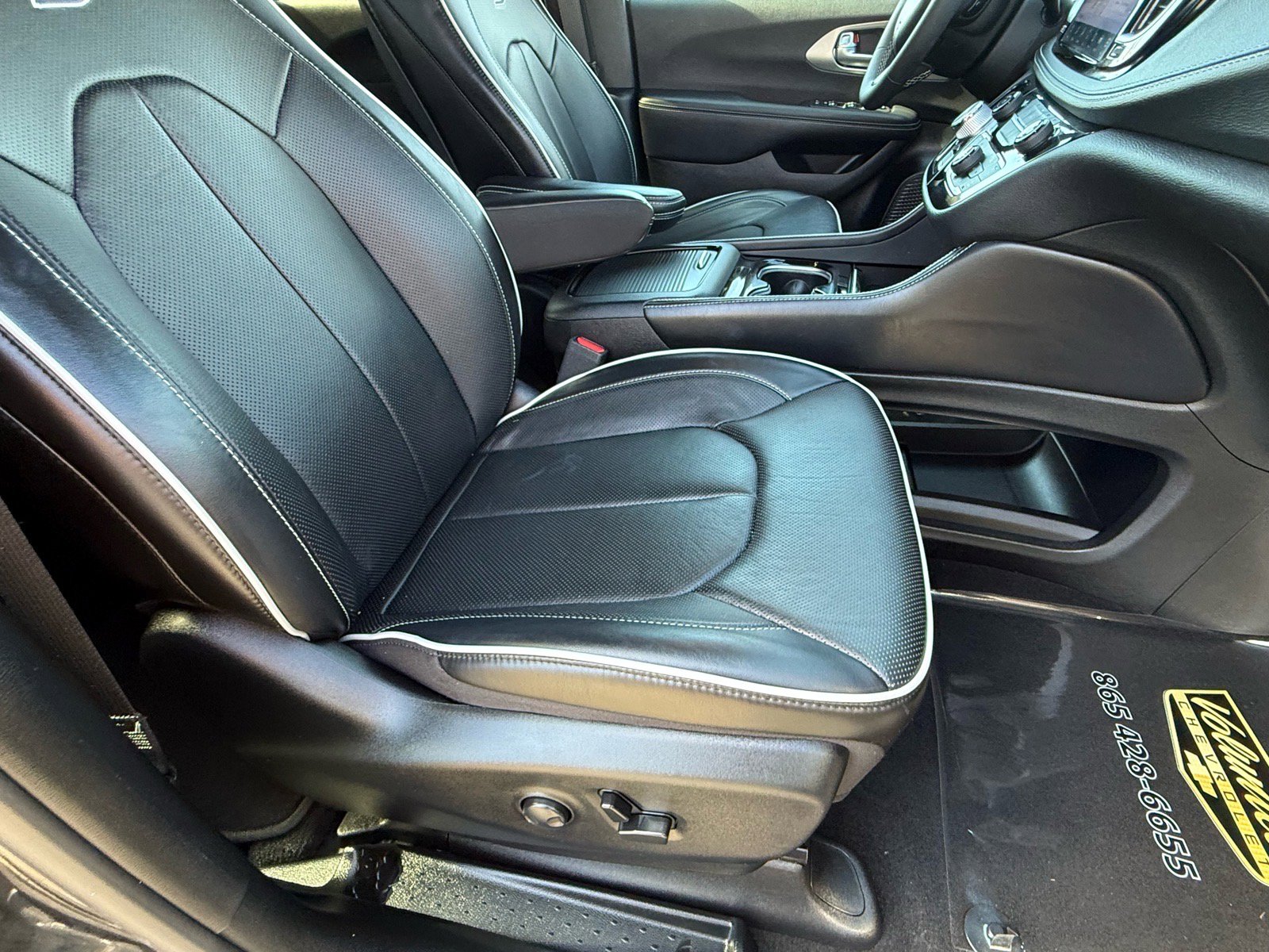 Used 2023 Chrysler Pacifica Limited w/ Uconnect Theater Family Group image 10