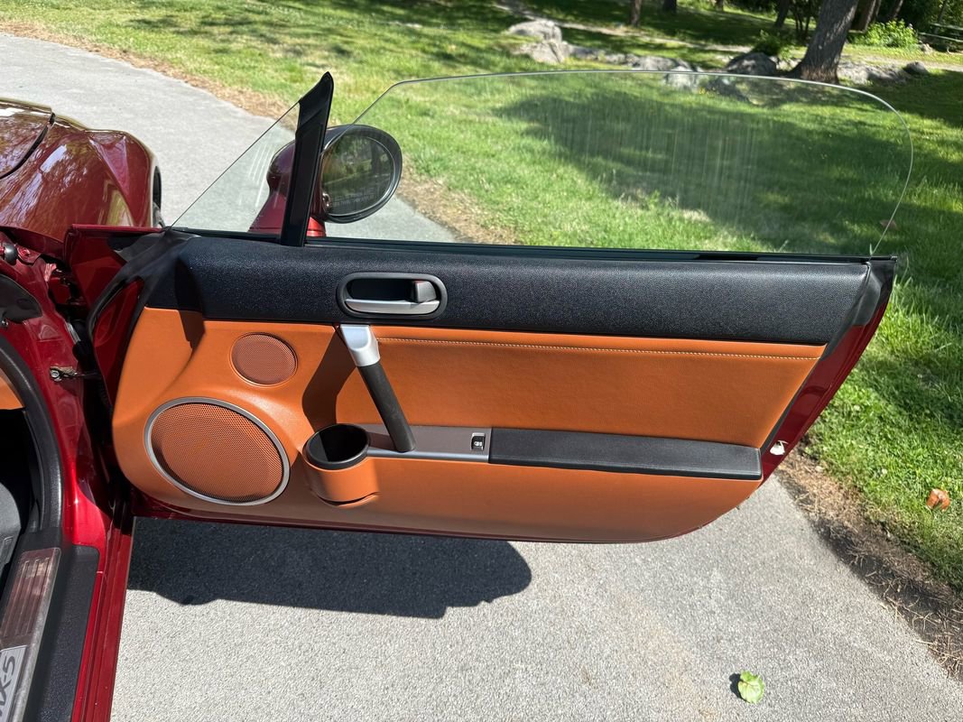 Used 2006 MAZDA MX-5 Miata Grand Touring w/ Premium Pkg RWD image 34