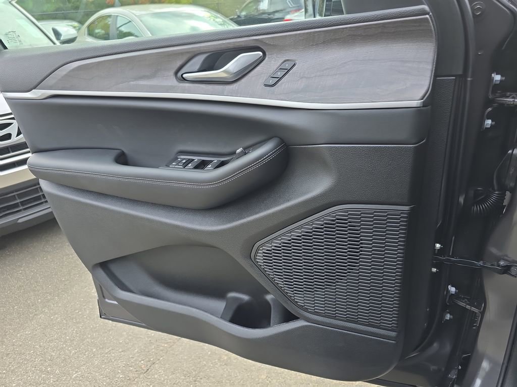 New 2025 Jeep Grand Cherokee Limited w/ Black Appearance Package image 28