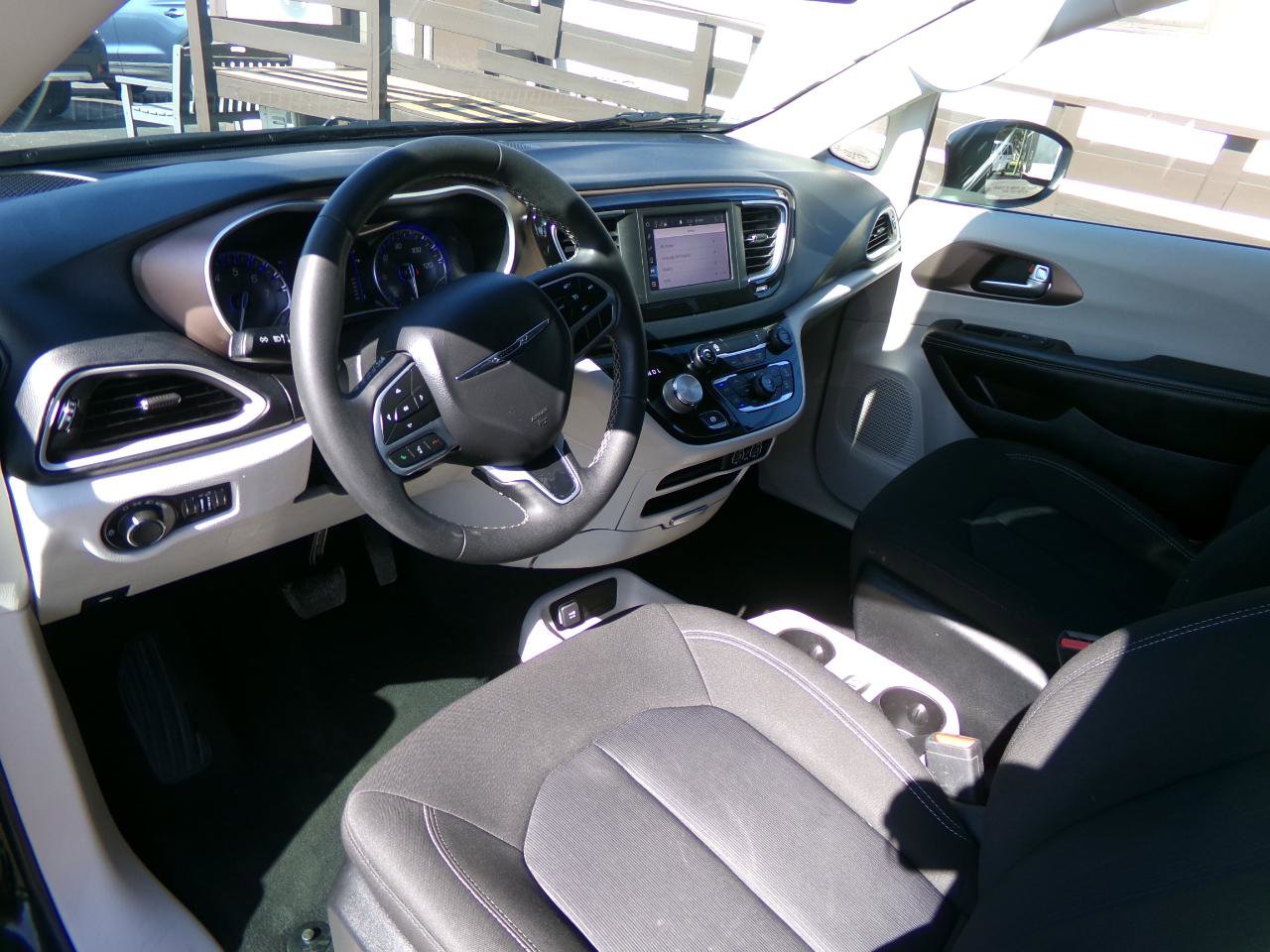 Used 2022 Chrysler Voyager LX FWD image 12
