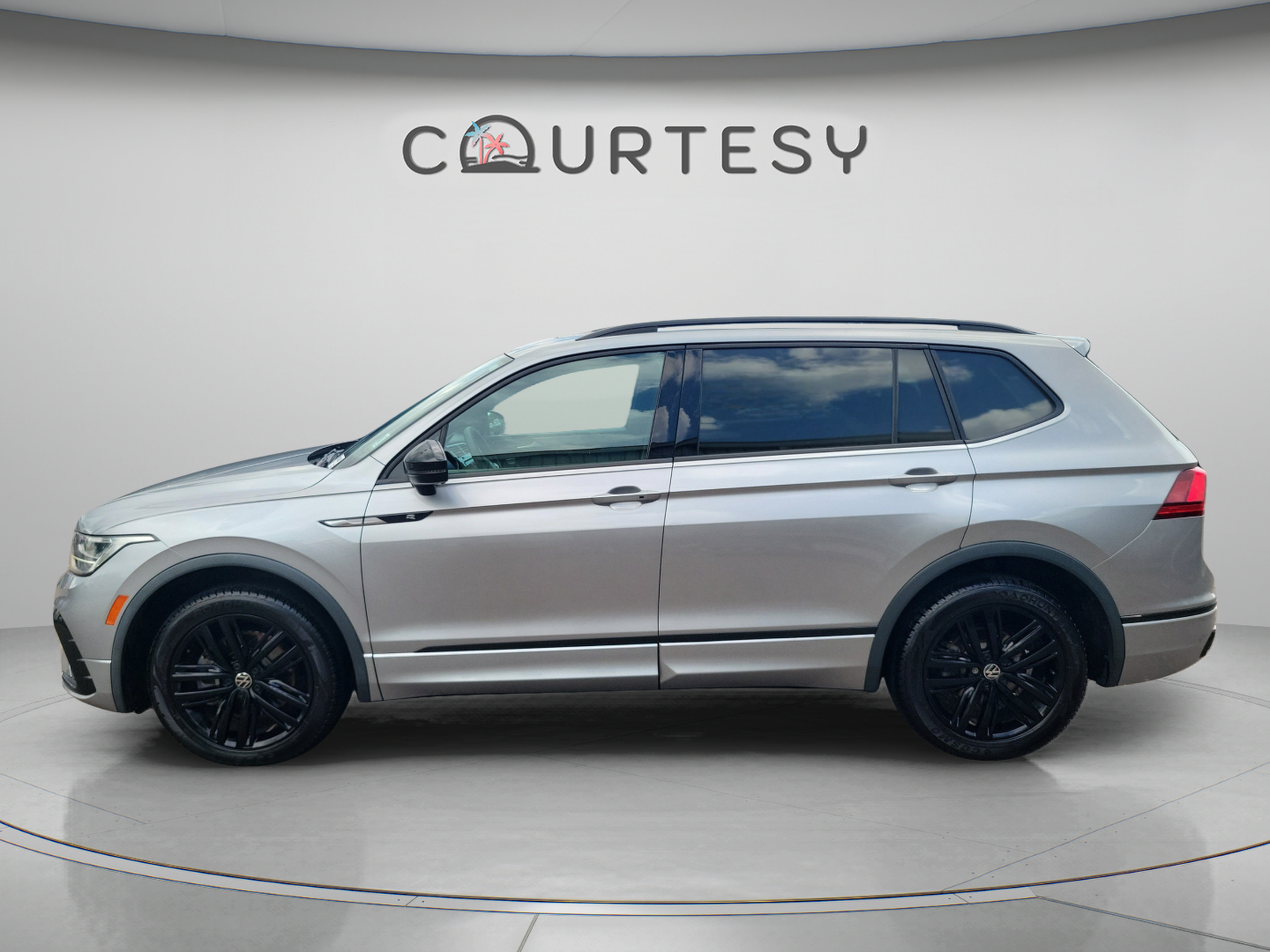 Used 2022 Volkswagen Tiguan SE R-Line FWD image 2