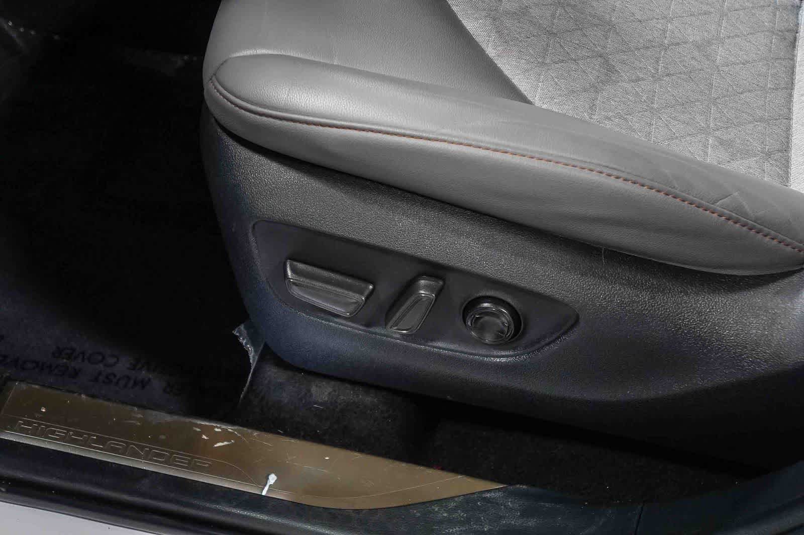 Used 2023 Toyota Highlander Bronze Edition FWD image 18