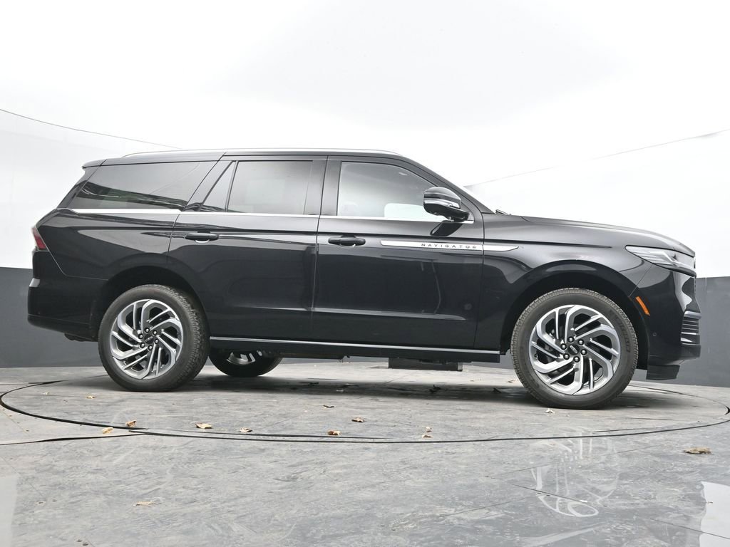 Used 2025 Lincoln Navigator Reserve image 54