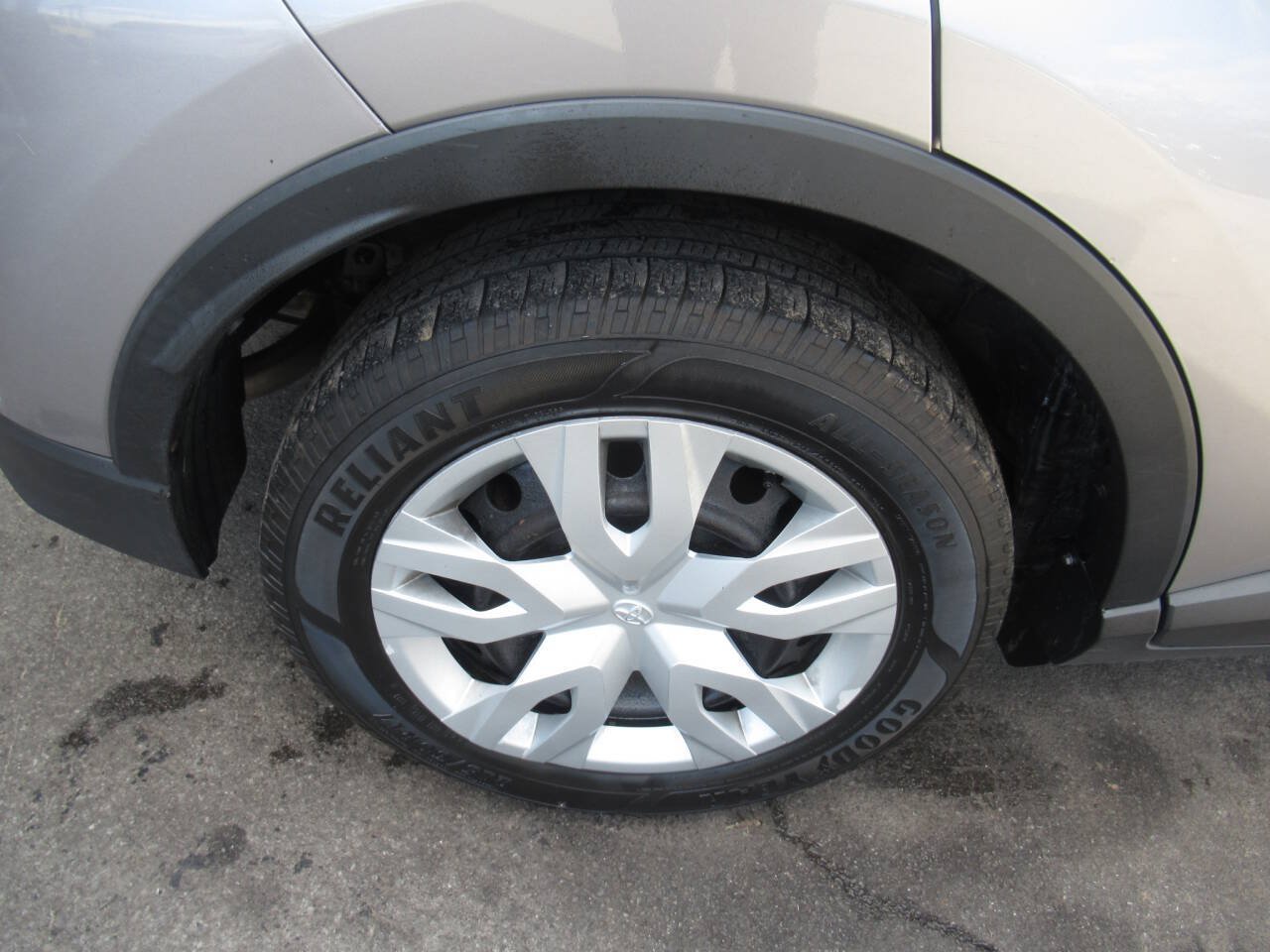 Used 2019 Toyota C-HR LE FWD image 7