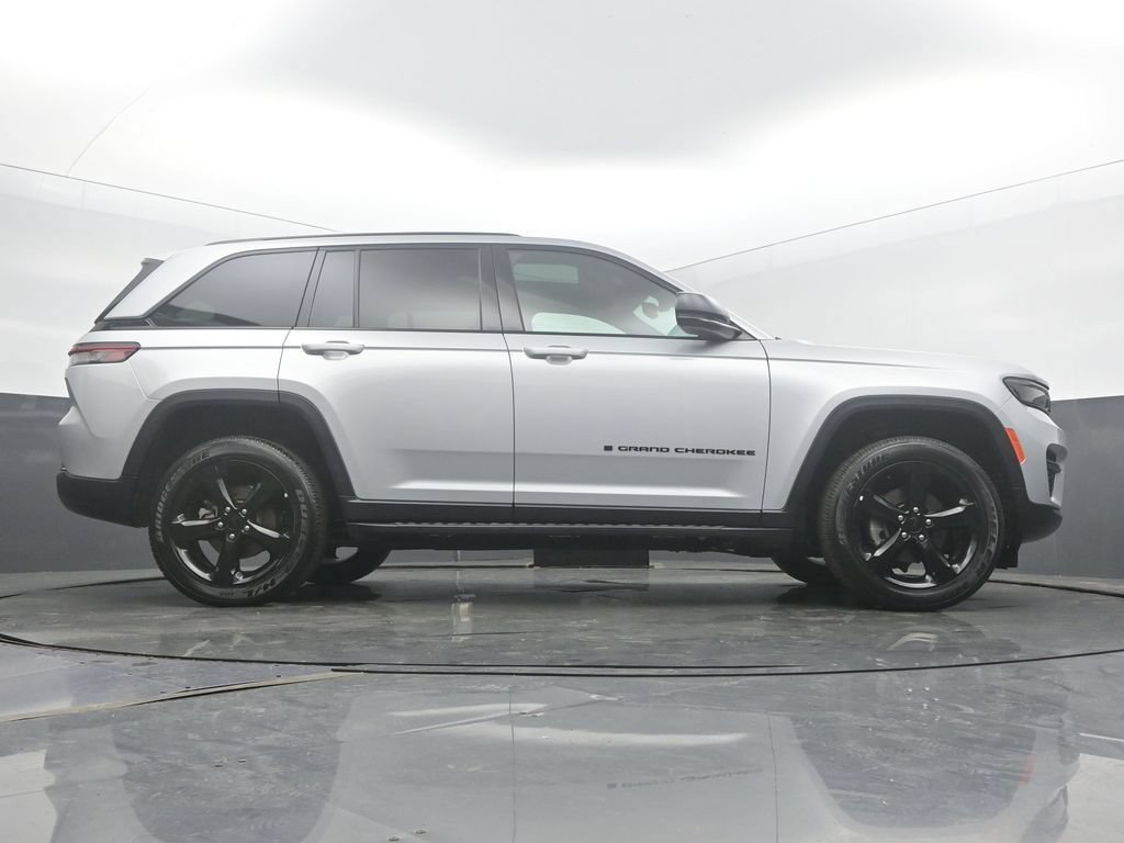 Used 2024 Jeep Grand Cherokee Altitude AWD/4WD image 62
