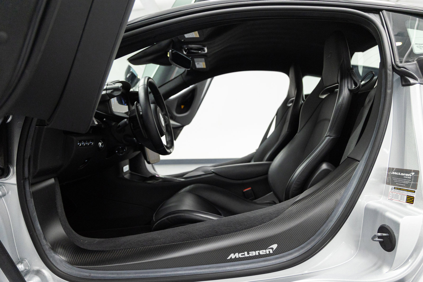 Used 2023 McLaren Artura image 29