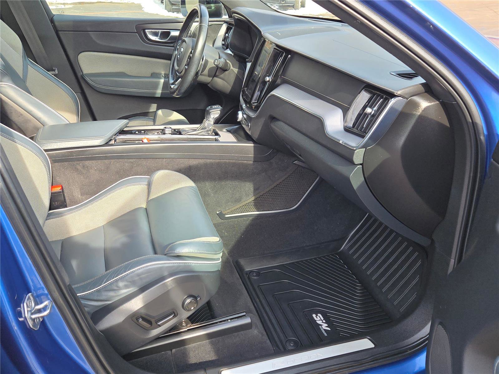 Used 2020 Volvo XC60 T5 R-Design image 4