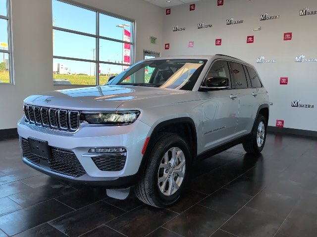 Used 2023 Jeep Grand Cherokee Limited image 4
