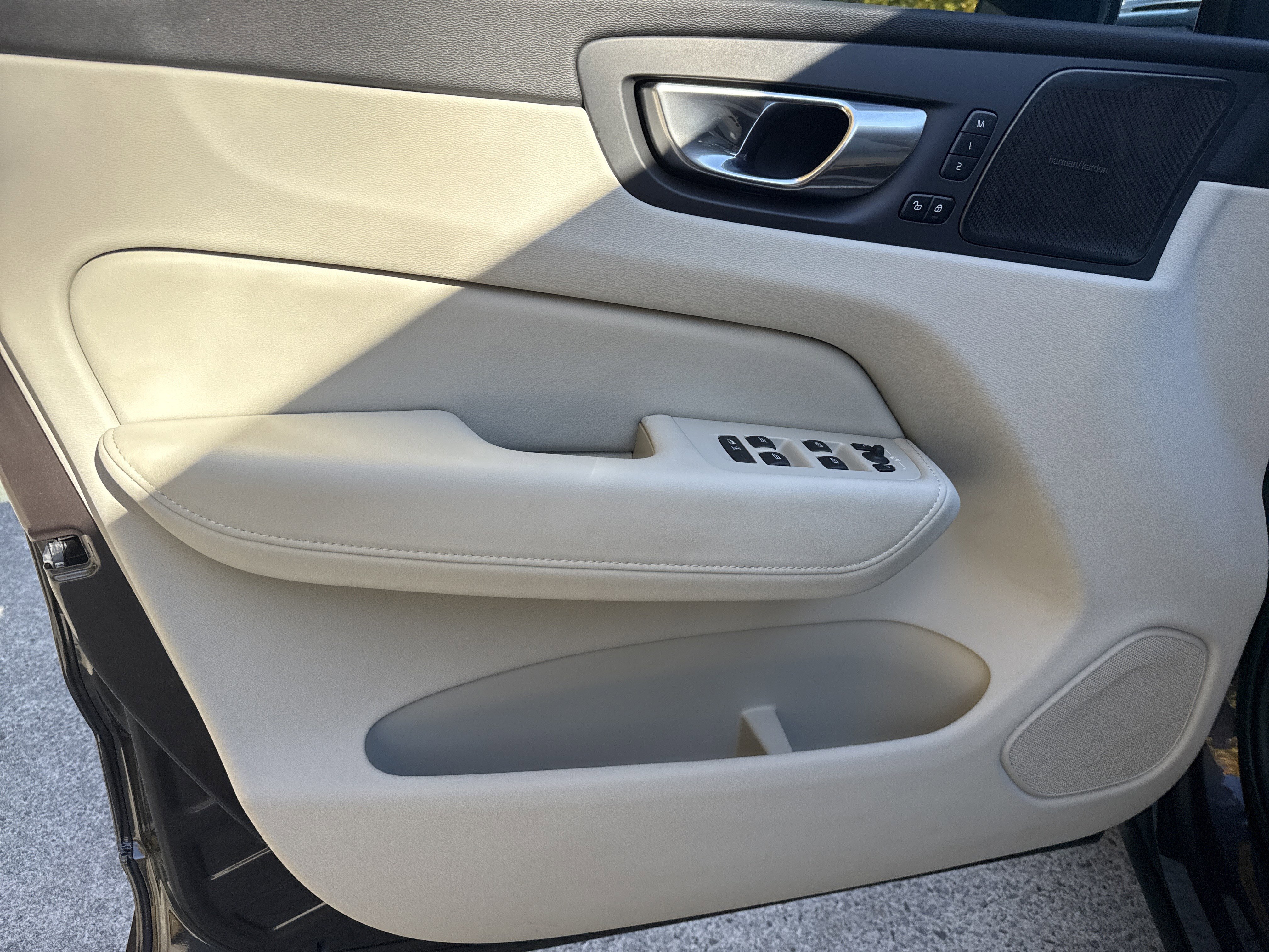 Used 2023 Volvo XC60 B5 Ultimate w/ Climate Package image 10