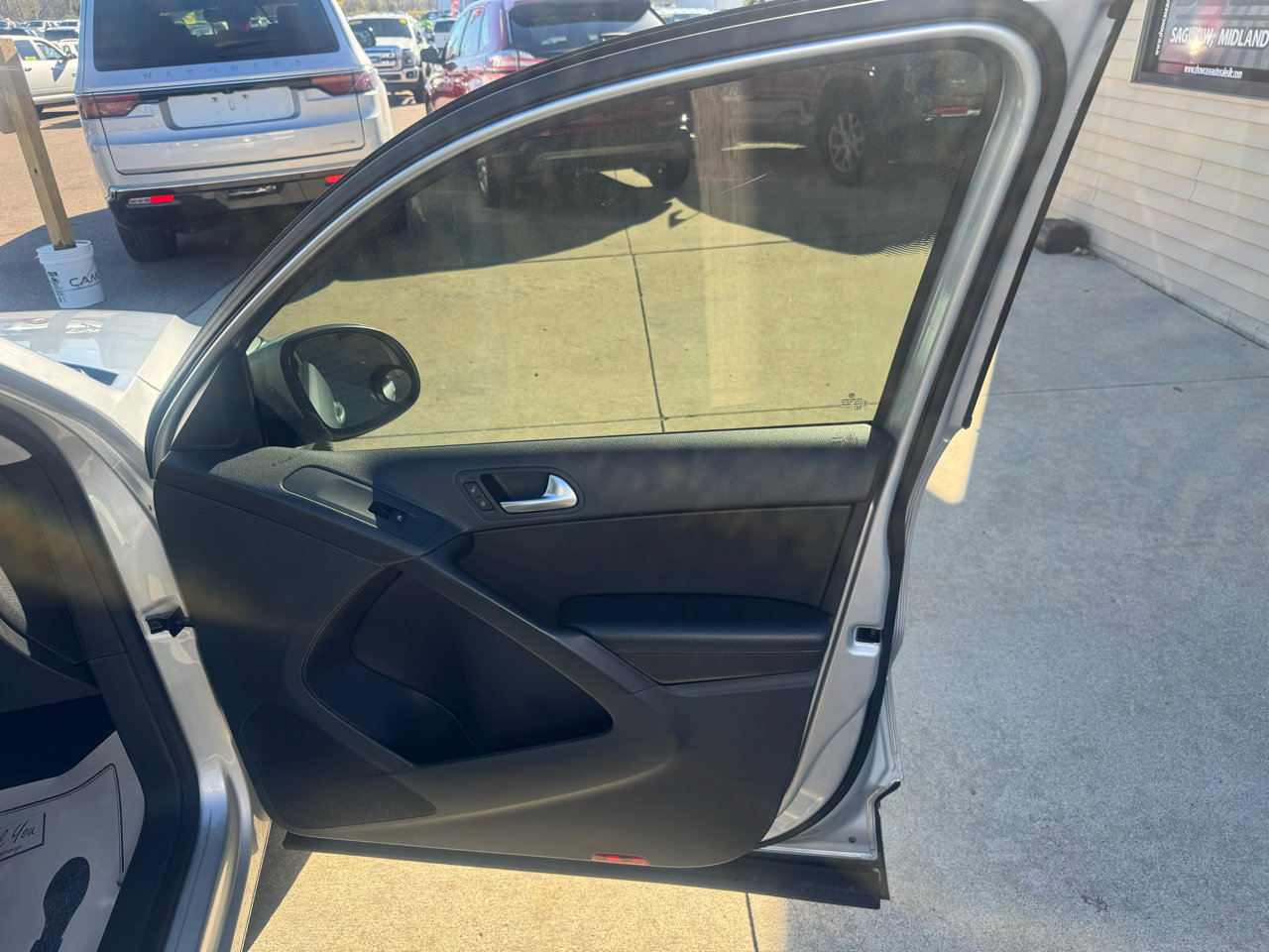 Used 2017 Volkswagen Tiguan S image 16