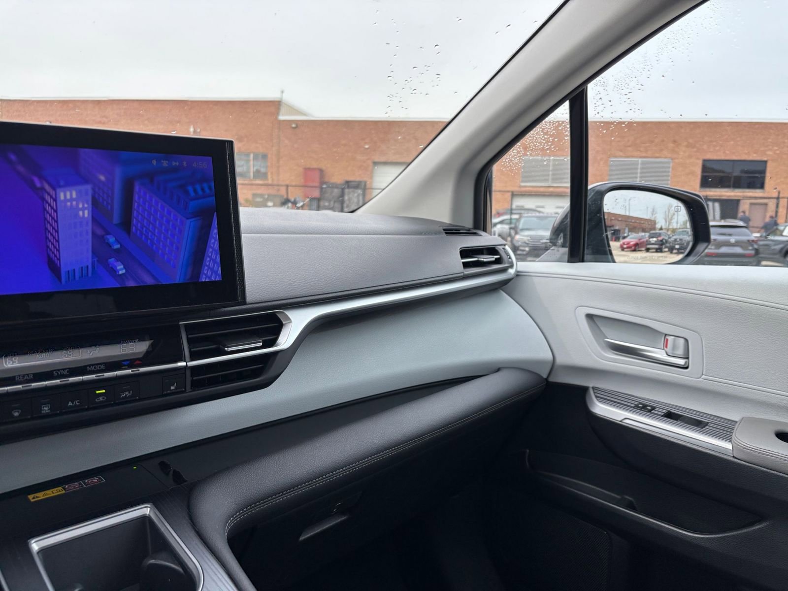 Used 2025 Toyota Sienna XLE FWD image 38