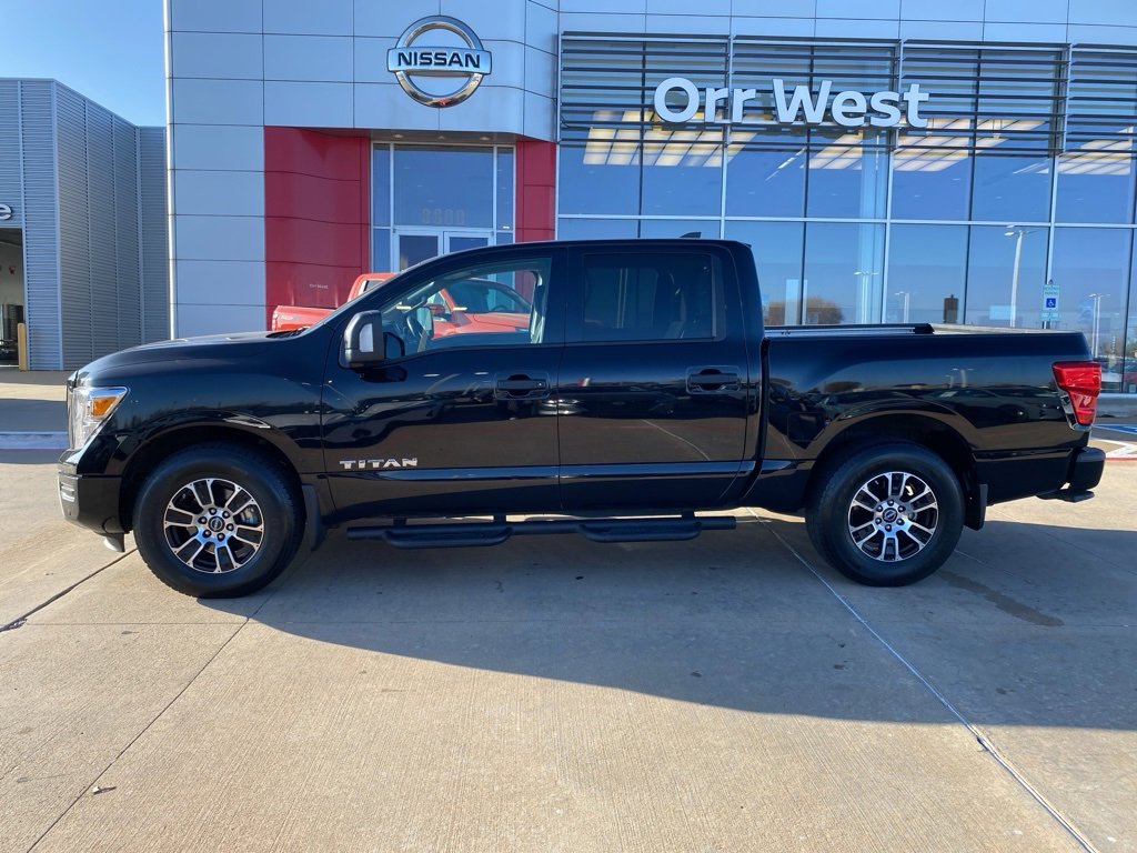 Used 2024 Nissan Titan SV w/ SV Convenience Package image 2