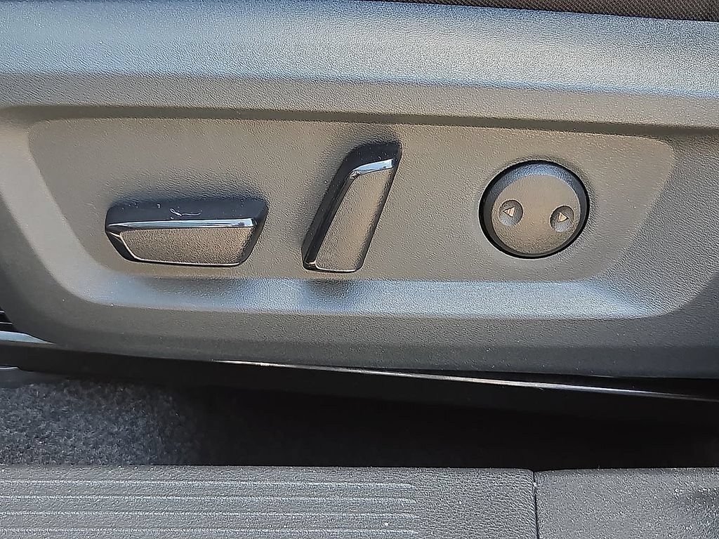 Used 2025 Nissan Rogue SV FWD image 12