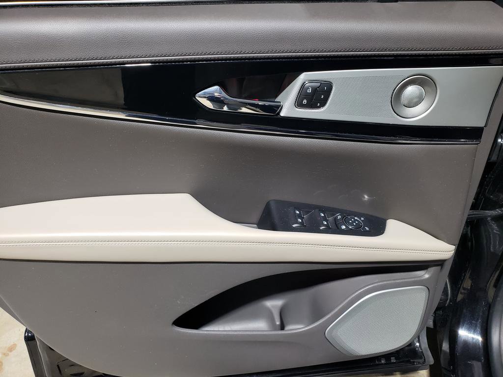 Used 2023 Lincoln Nautilus Reserve w/ Equipment Group 202A image 11