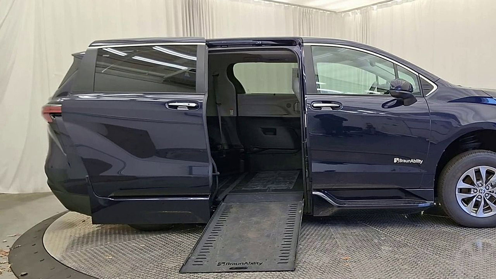 Used 2022 Toyota Sienna XLE image 9