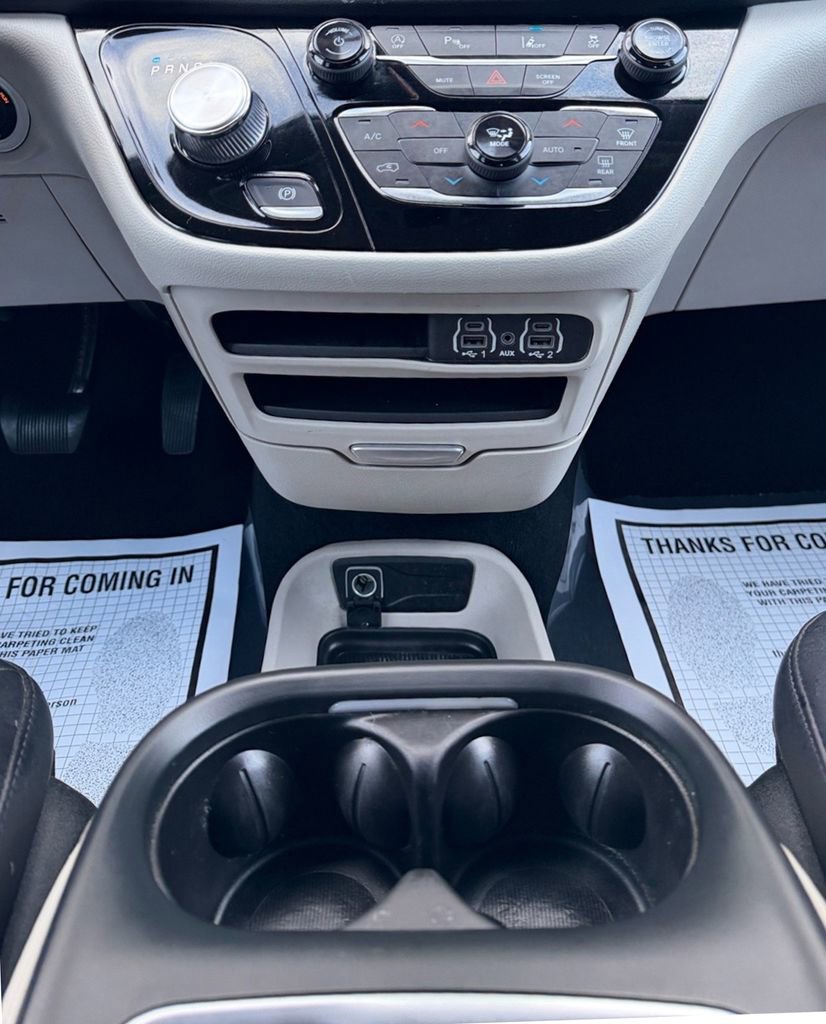 Used 2023 Chrysler Pacifica Touring-L FWD image 17