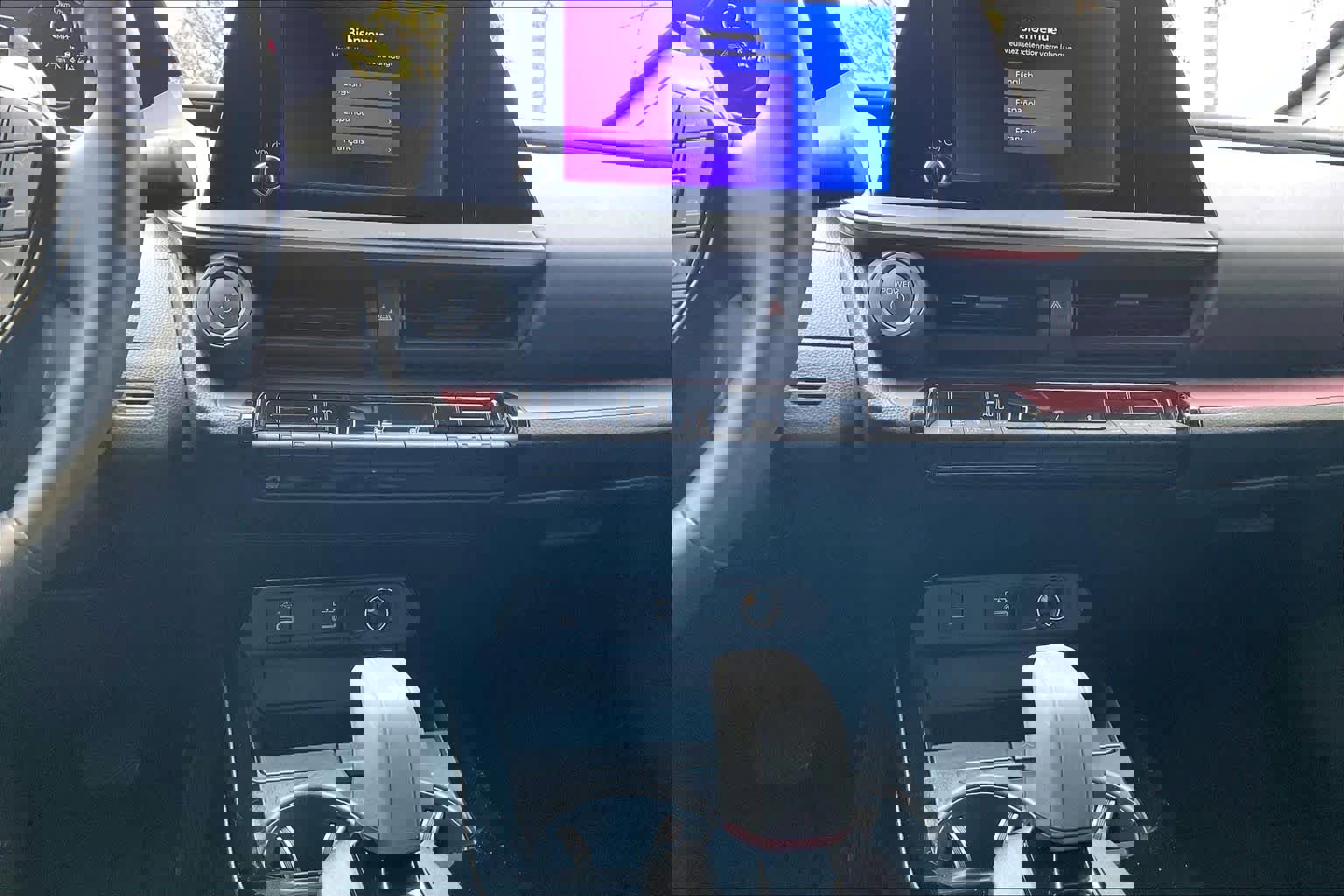 Used 2025 Toyota Prius Plug-In Hybrid image 32