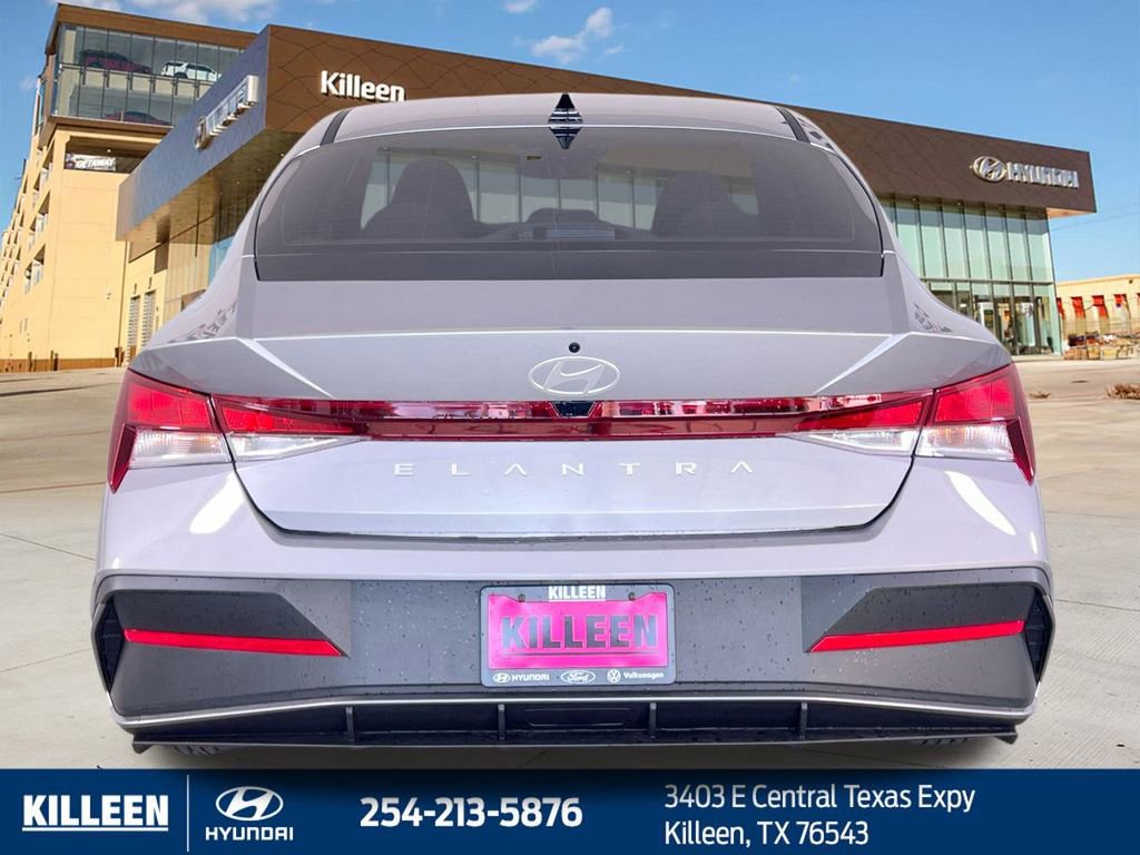 Used 2025 Hyundai Elantra SE FWD image 8
