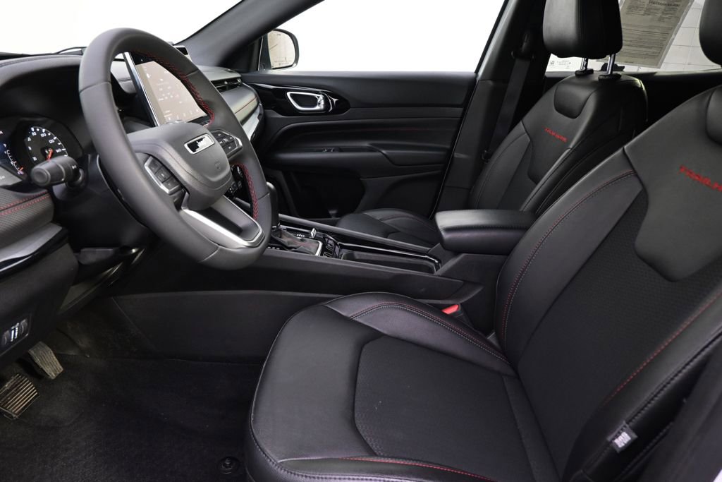 Used 2025 Jeep Compass Trailhawk image 13