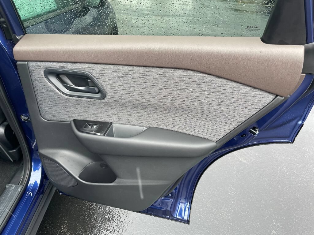Used 2023 Nissan Rogue S AWD/4WD image 18