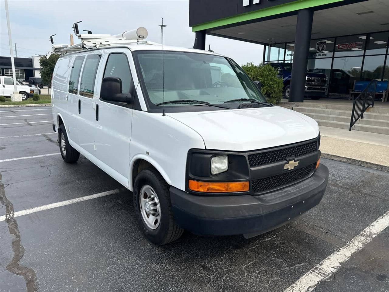 Used 2015 Chevrolet Express 2500 RWD image 2