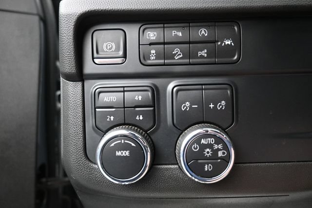 Used 2025 Chevrolet Suburban Z71 AWD/4WD image 17