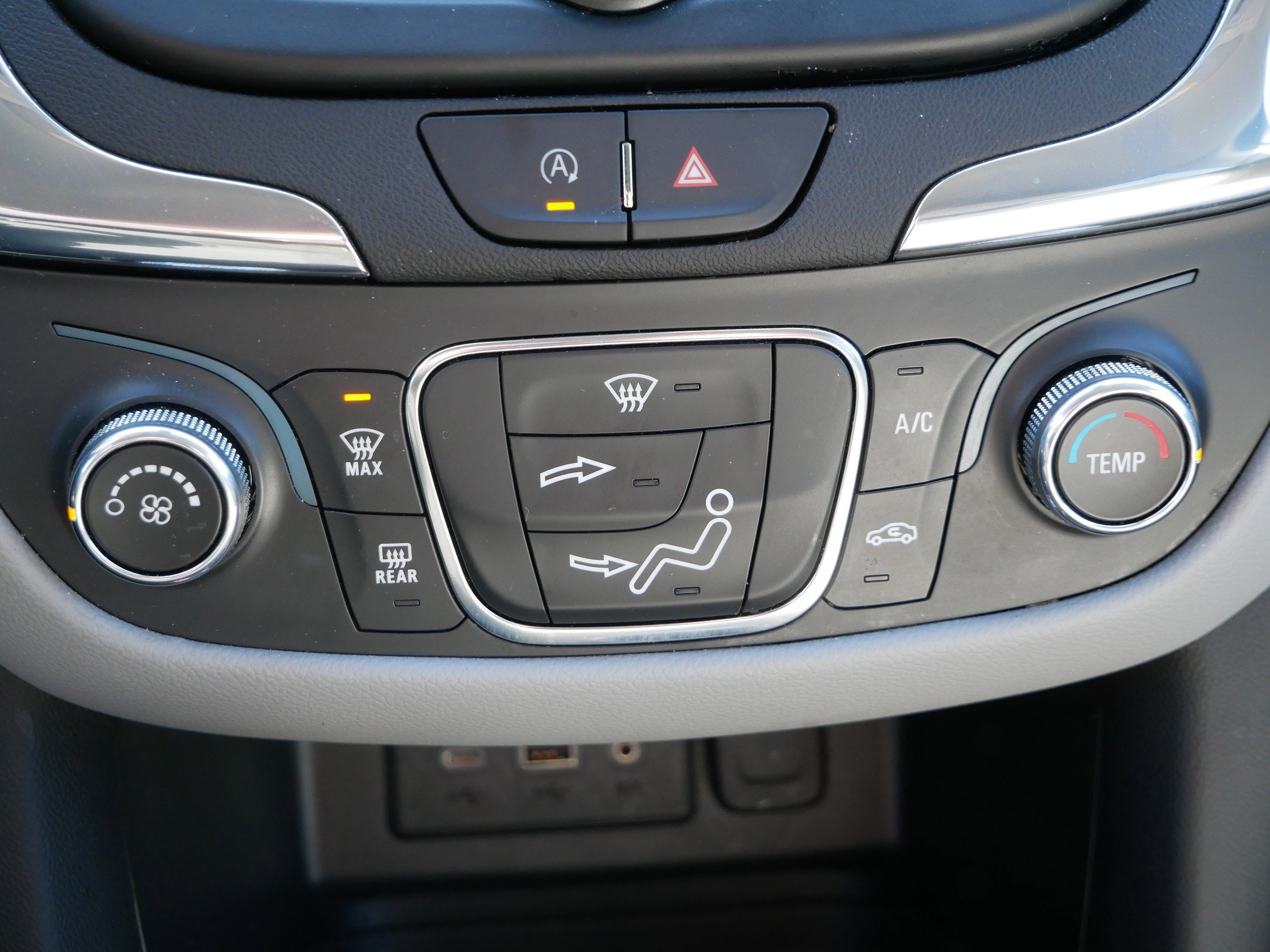 Used 2023 Chevrolet Equinox LS w/ LS Convenience Package image 28