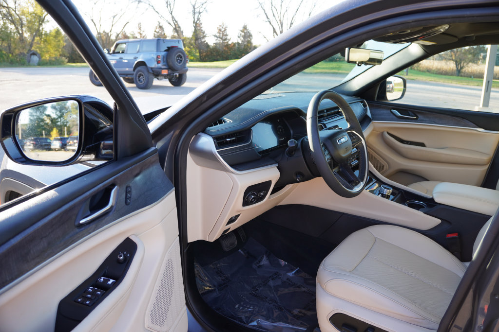 Certified 2025 Jeep Grand Cherokee Limited w/ Luxury Tech Group II AWD/4WD image 14