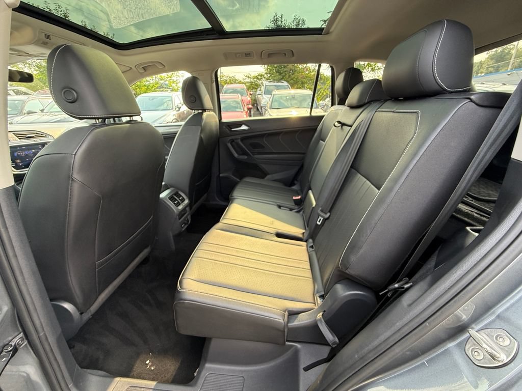 Used 2023 Volkswagen Tiguan SE w/ Panoramic Sunroof Package FWD image 24