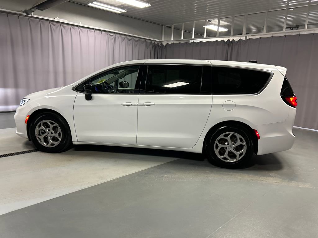 Used 2024 Chrysler Pacifica Limited FWD image 4
