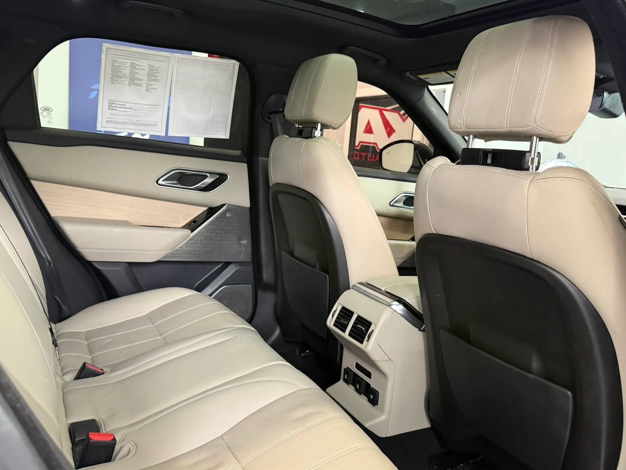 Used 2019 Land Rover Range Rover Velar R-Dynamic SE AWD/4WD image 30