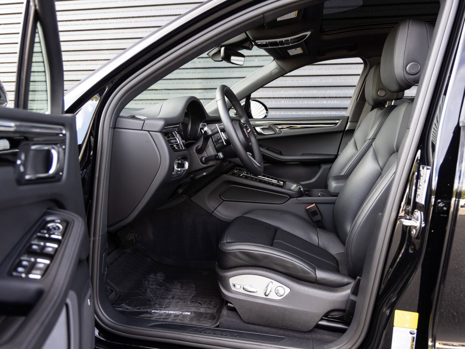 Certified 2025 Porsche Macan image 23