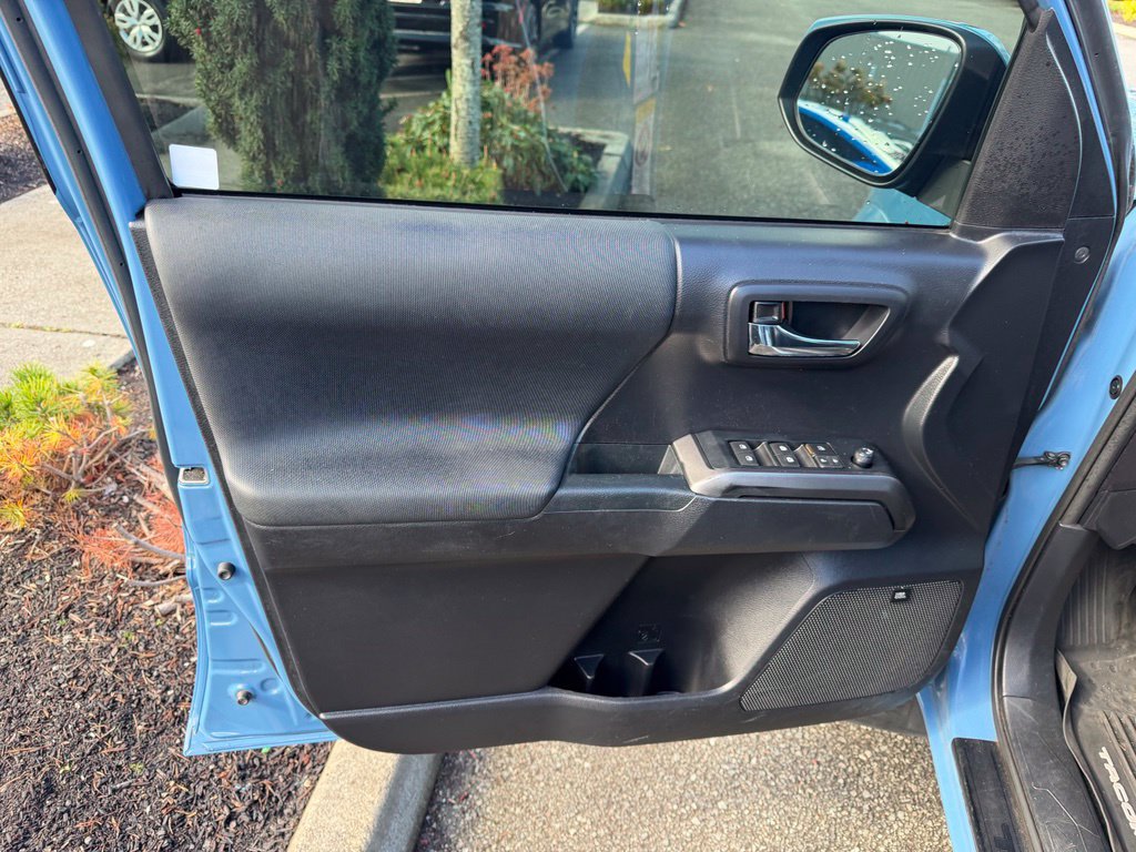 Used 2019 Toyota Tacoma TRD Sport AWD/4WD image 11