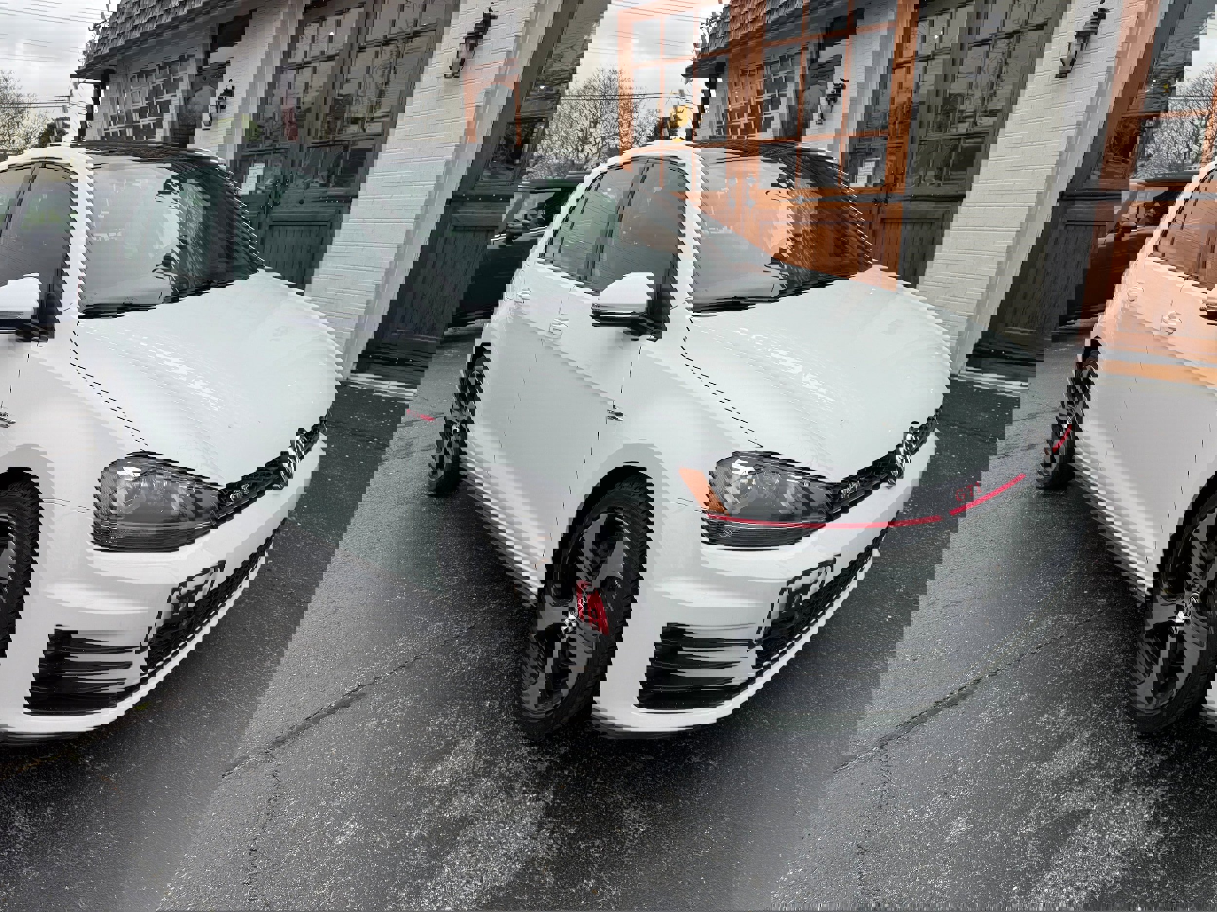 Used 2017 Volkswagen GTI SE image 2