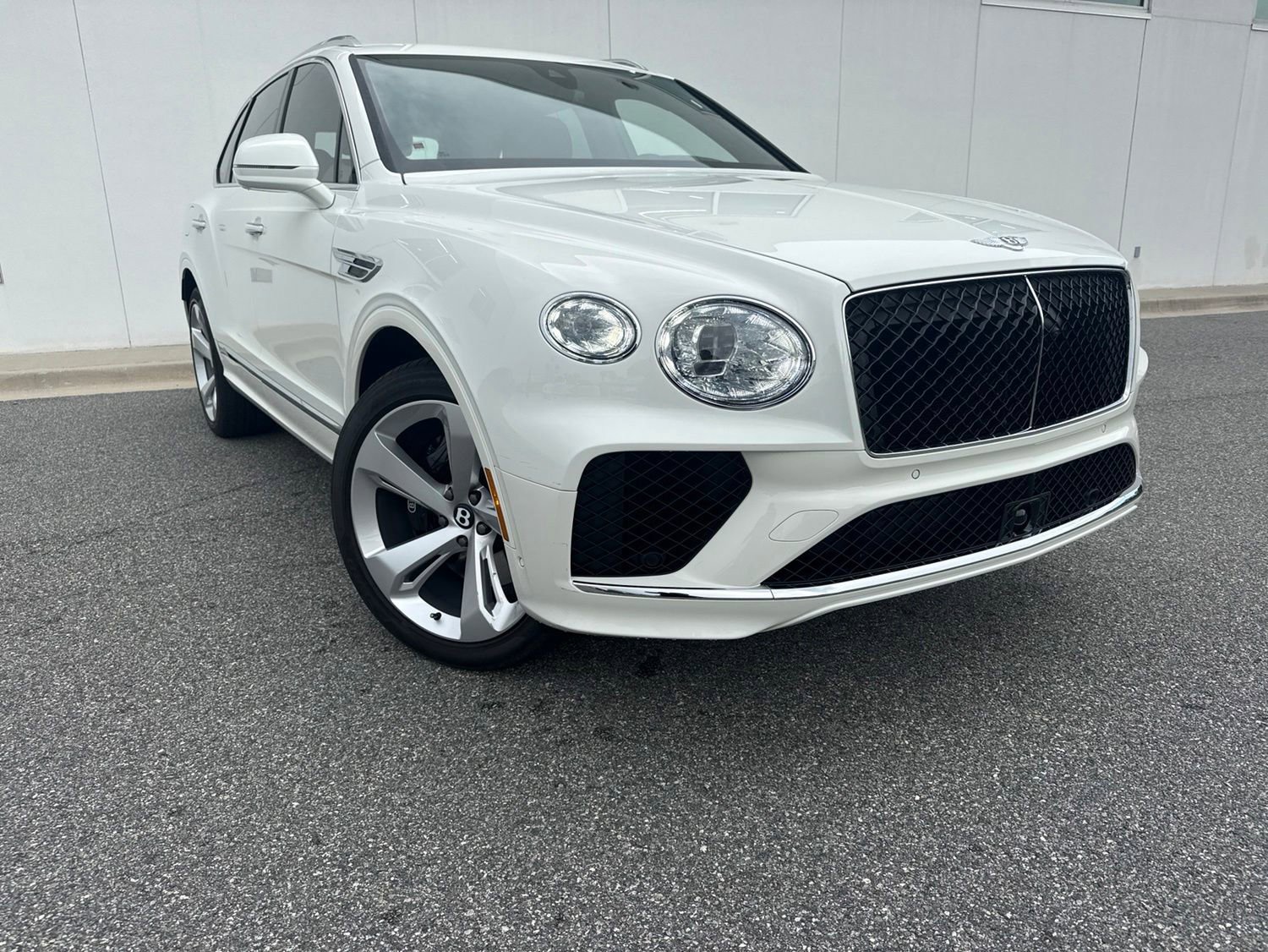 Used 2025 Bentley Bentayga AWD/4WD image 1