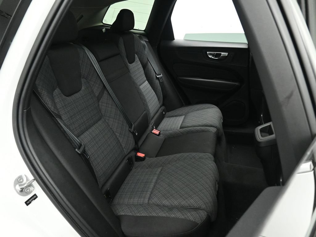 Used 2023 Volvo XC60 B5 Core image 19
