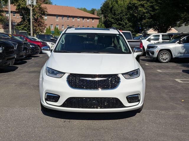 Certified 2022 Chrysler Pacifica Limited AWD/4WD image 8