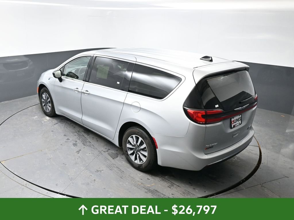 Used 2024 Chrysler Pacifica Select image 50