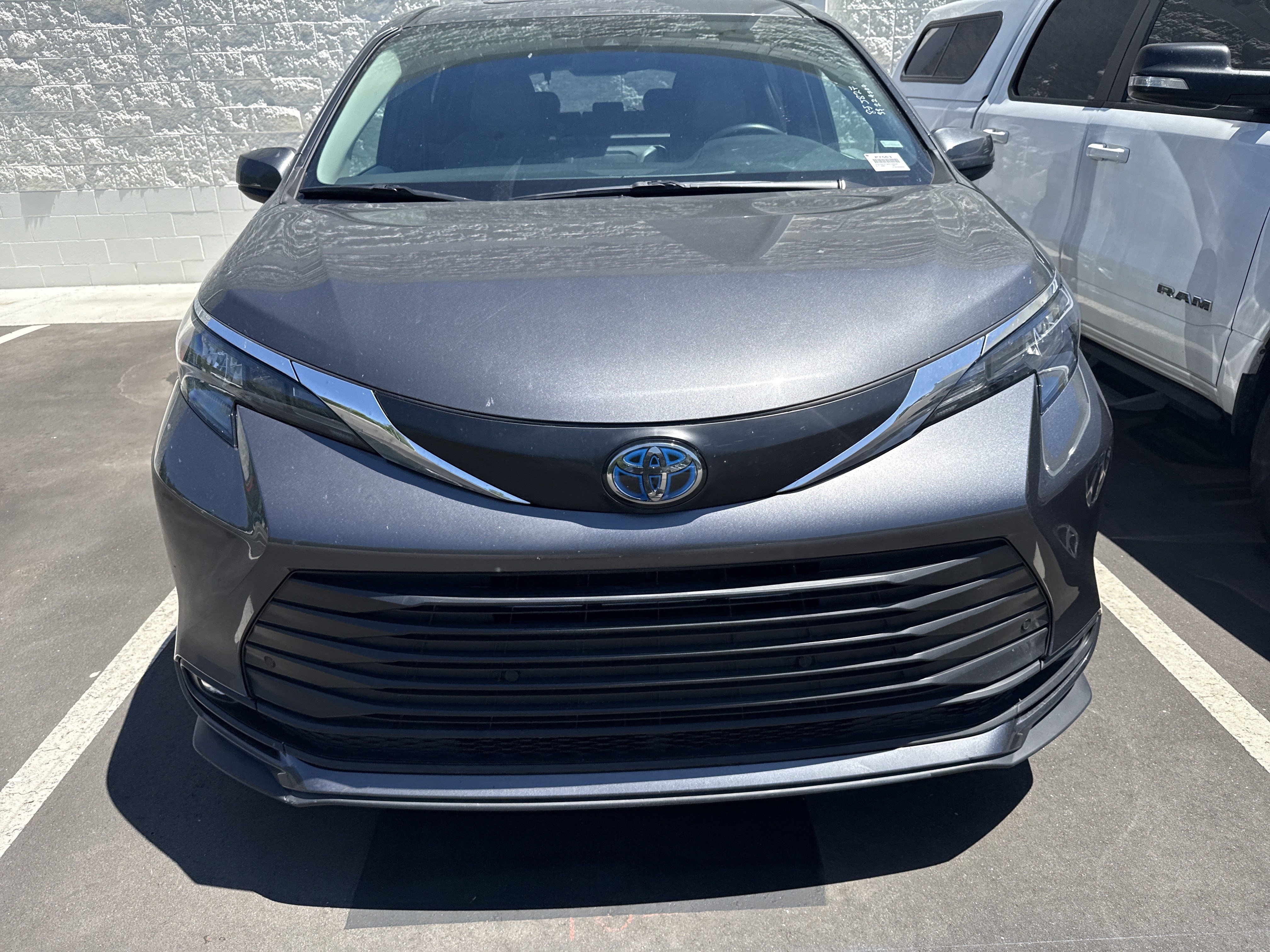 Used 2025 Toyota Sienna XLE FWD image 3