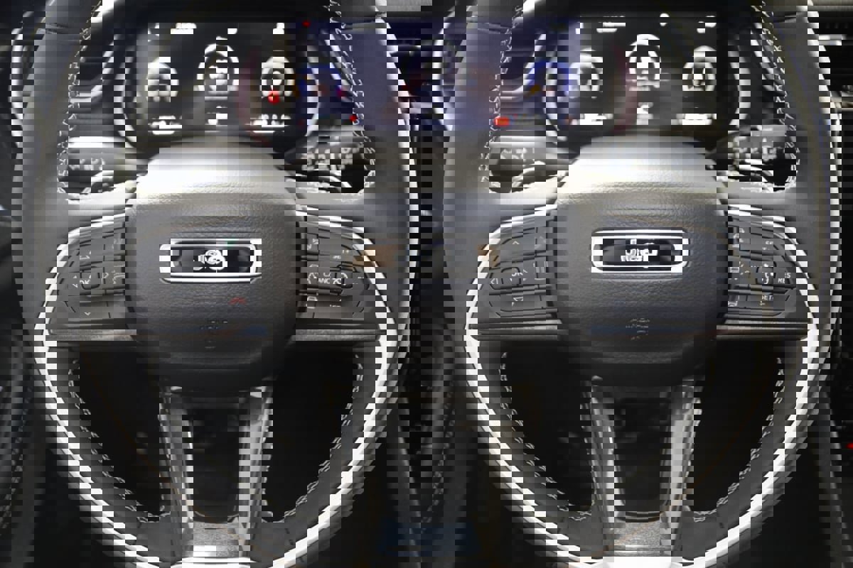 Used 2023 Jeep Grand Cherokee L Laredo image 37